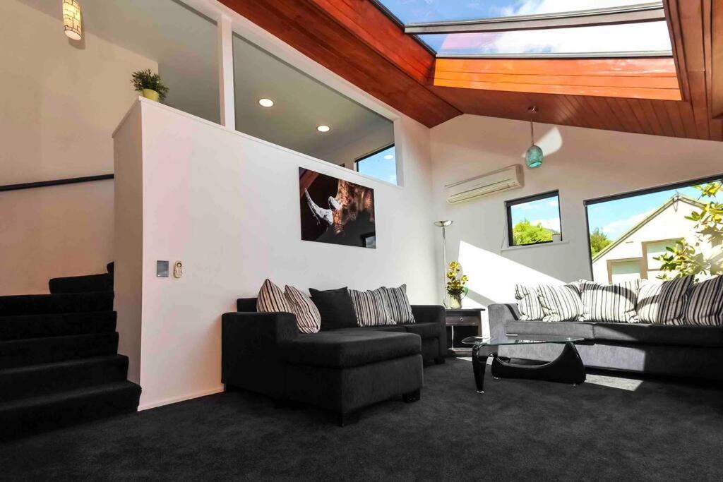 Stunning Home With Amazing Wakatipu Lake Views Queenstown Exterior foto