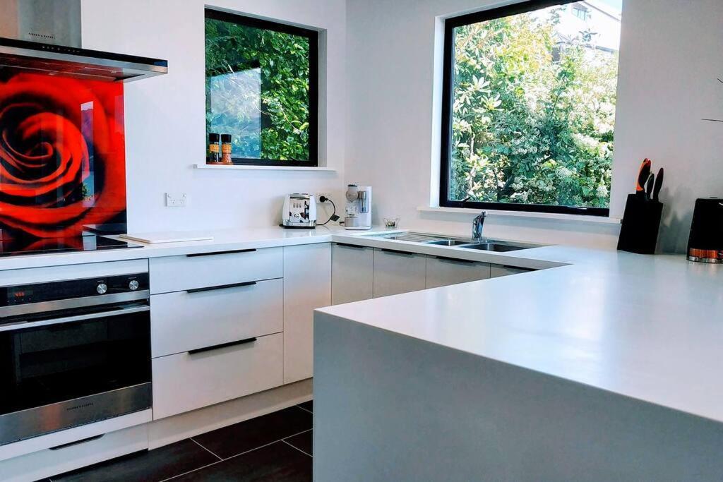 Stunning Home With Amazing Wakatipu Lake Views Queenstown Exterior foto