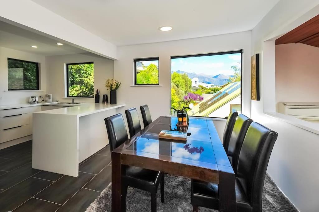 Stunning Home With Amazing Wakatipu Lake Views Queenstown Exterior foto