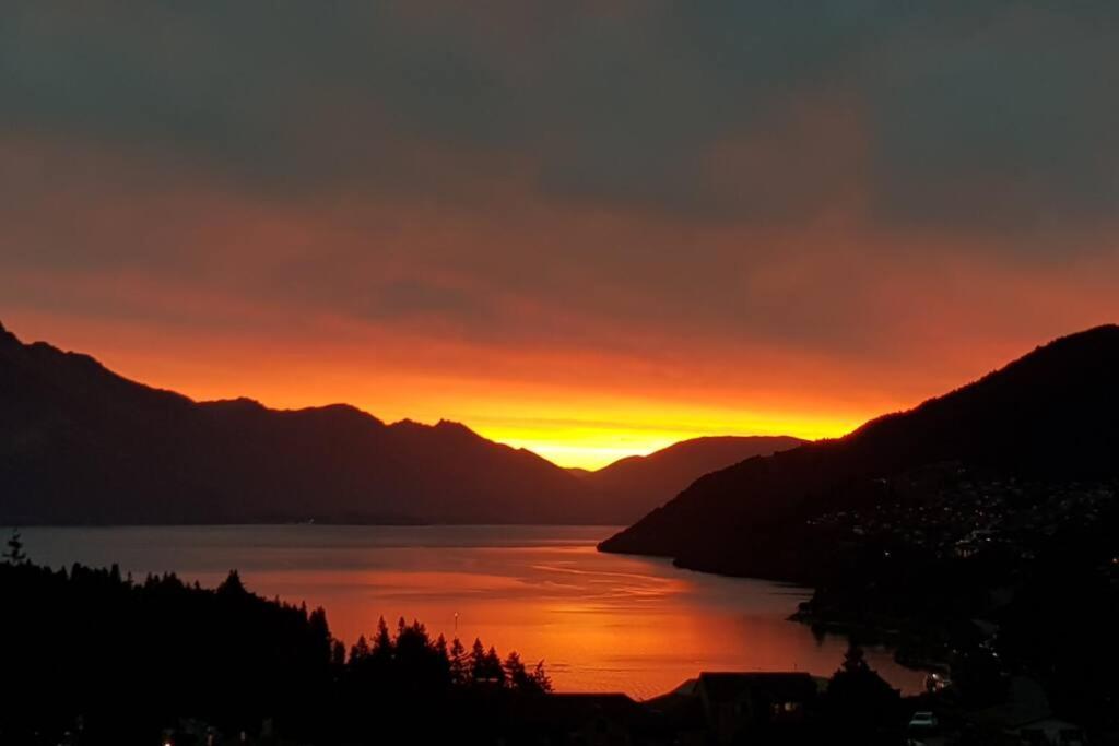 Stunning Home With Amazing Wakatipu Lake Views Queenstown Exterior foto