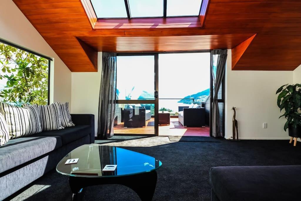 Stunning Home With Amazing Wakatipu Lake Views Queenstown Exterior foto
