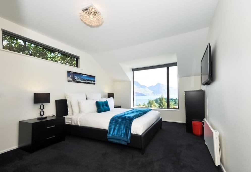 Stunning Home With Amazing Wakatipu Lake Views Queenstown Exterior foto