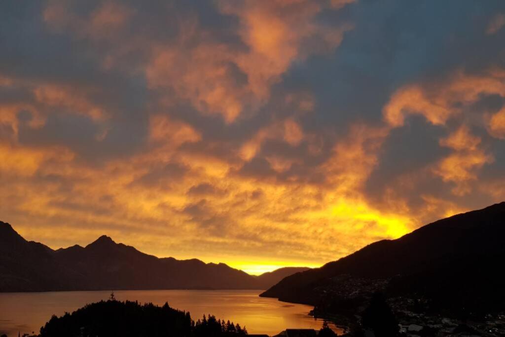Stunning Home With Amazing Wakatipu Lake Views Queenstown Exterior foto