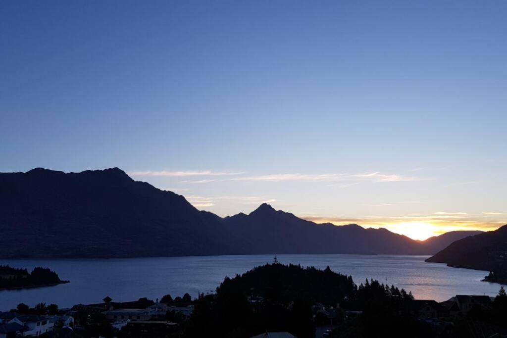 Stunning Home With Amazing Wakatipu Lake Views Queenstown Exterior foto